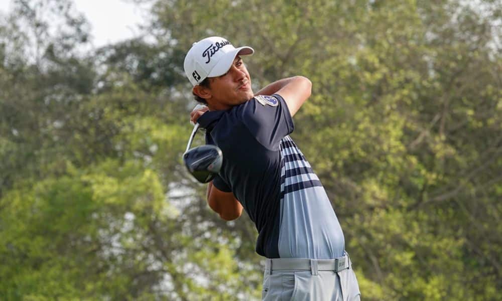 Rafael Becker fazendo uma tacada. Aberto de Quito de golfe