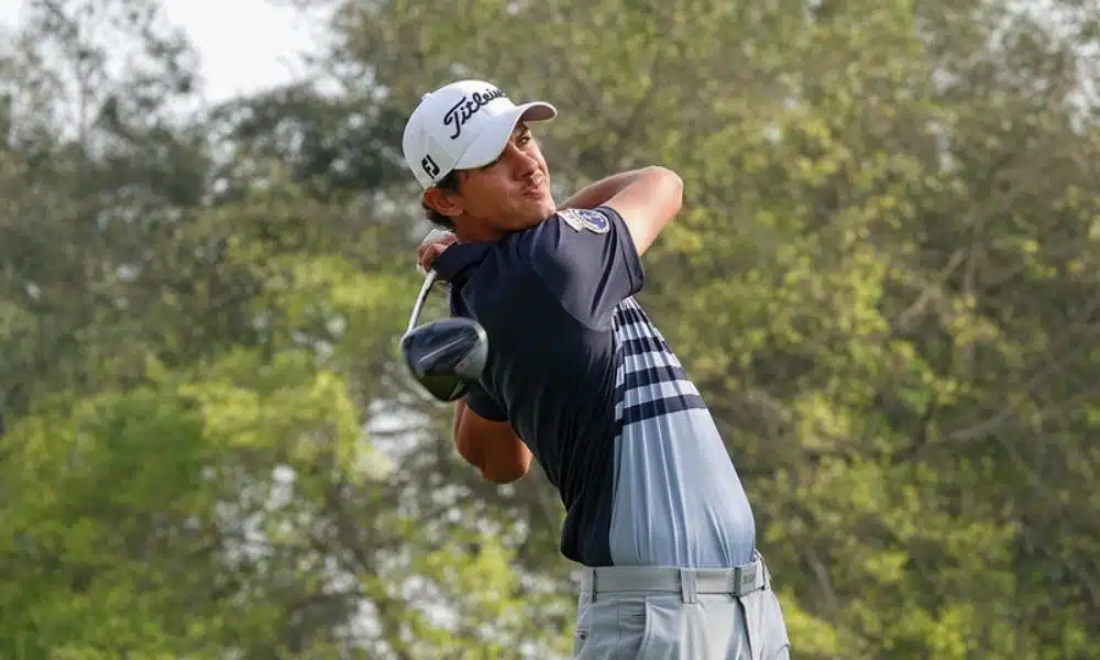 Rafael Becker fazendo uma tacada. Aberto de Quito de golfe