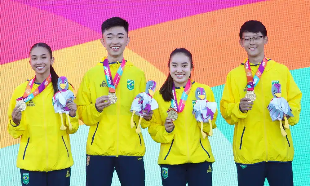 Giulia Takahashi, Laura Watanabe, Leonardo Iizuka e Henrique Noguti pódio tênis de mesa Rosario 2022