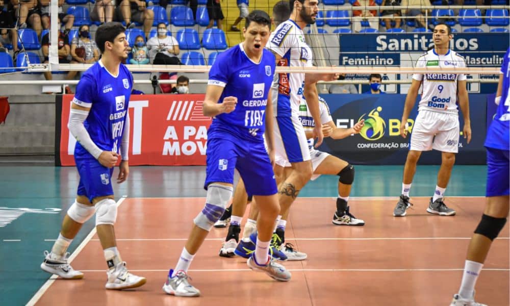 Pinta comemora ponto em um jogo contra o Vôlei Renata na Superligamasculina de vôlei. Ele veste o uniforme todo azul da equipe do Minas