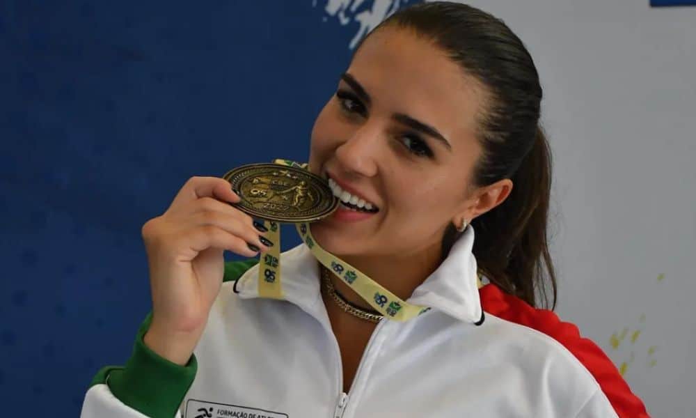 Amanda Simeão medalha de ouro CBE 95 anos espada feminina