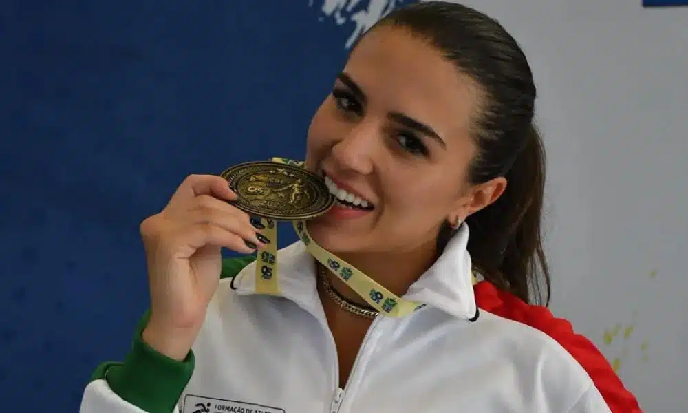 Amanda Simeão medalha de ouro CBE 95 anos espada feminina
