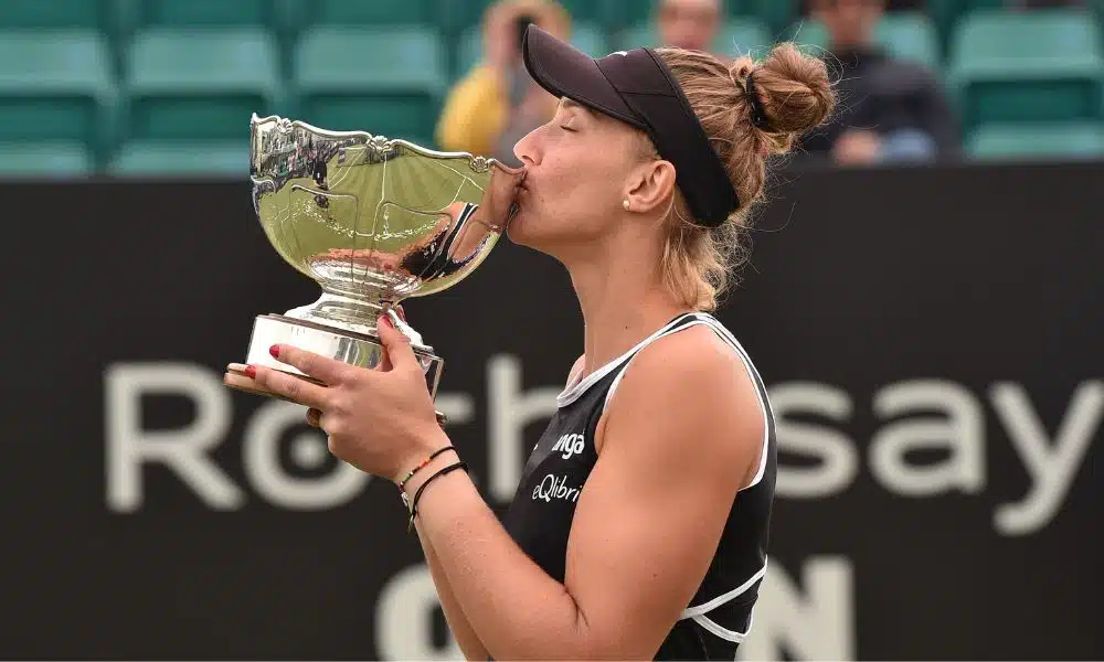 Beatriz Haddad Maia Bia Haddad Maia beijando troféu do WTA 250 de Nottingham