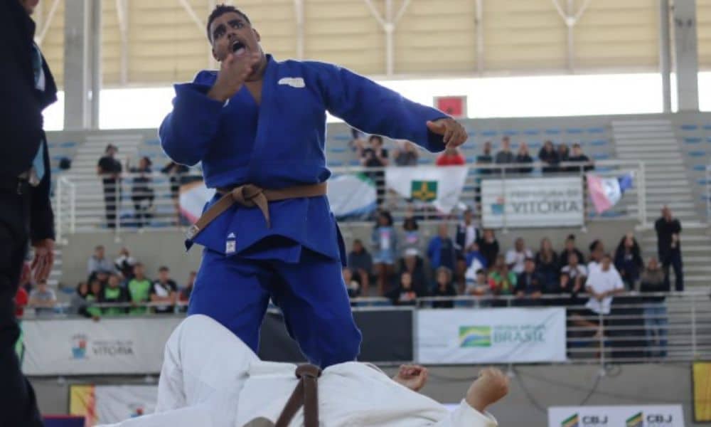 Gabriel Santos (+90kg) comemora vitória na final contra Vitor Fagundes. Foto: Lara Monsores/CBJCampeonato Brasileiro Sub-18 de judô