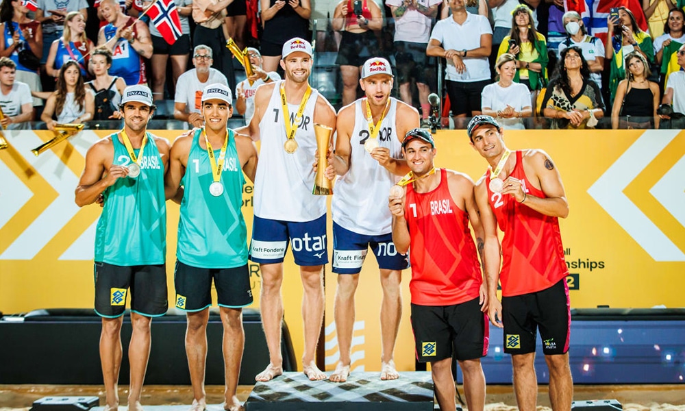 Vitor Felipe/Renato André/George Mol/Sorum pódio Mundial de Vôlei de Praia