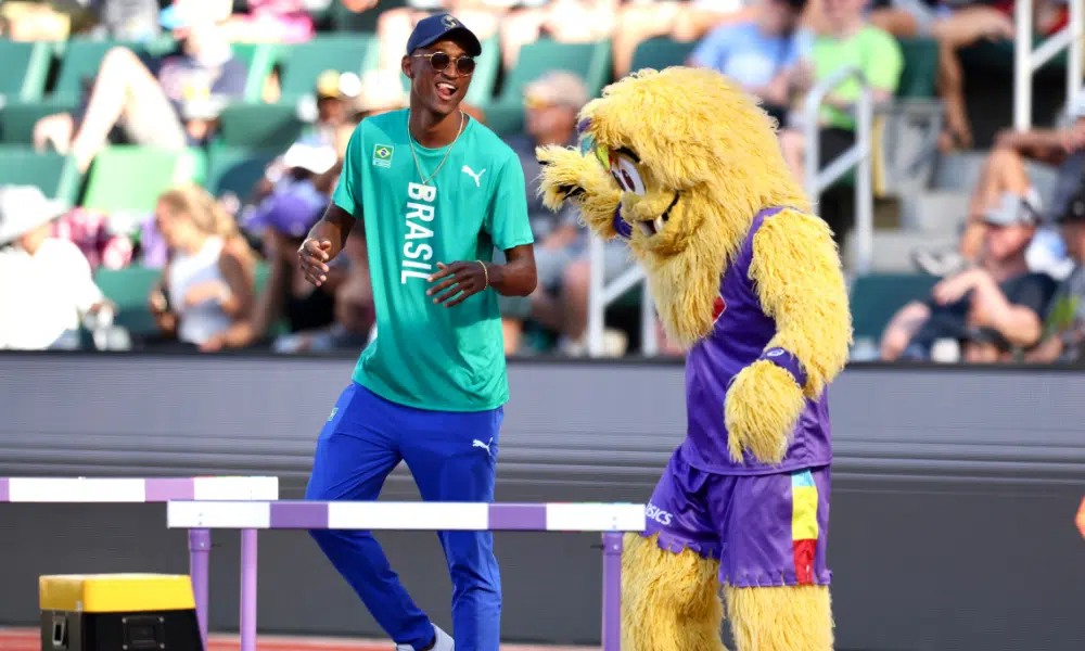 Alison dos Santos e mascote Pé Grande