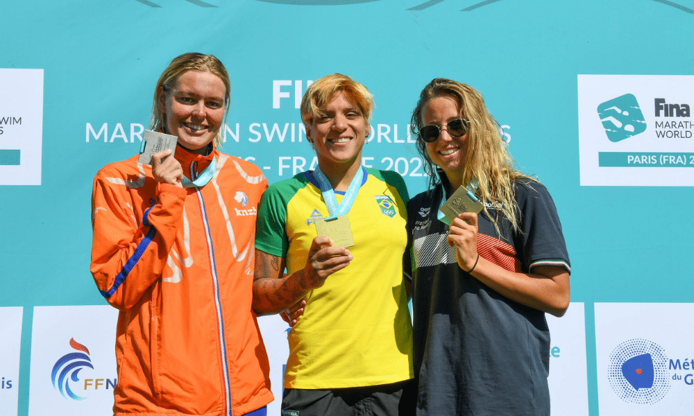 Ana Marcela Cunha no pódio da Série Mundial de Paris