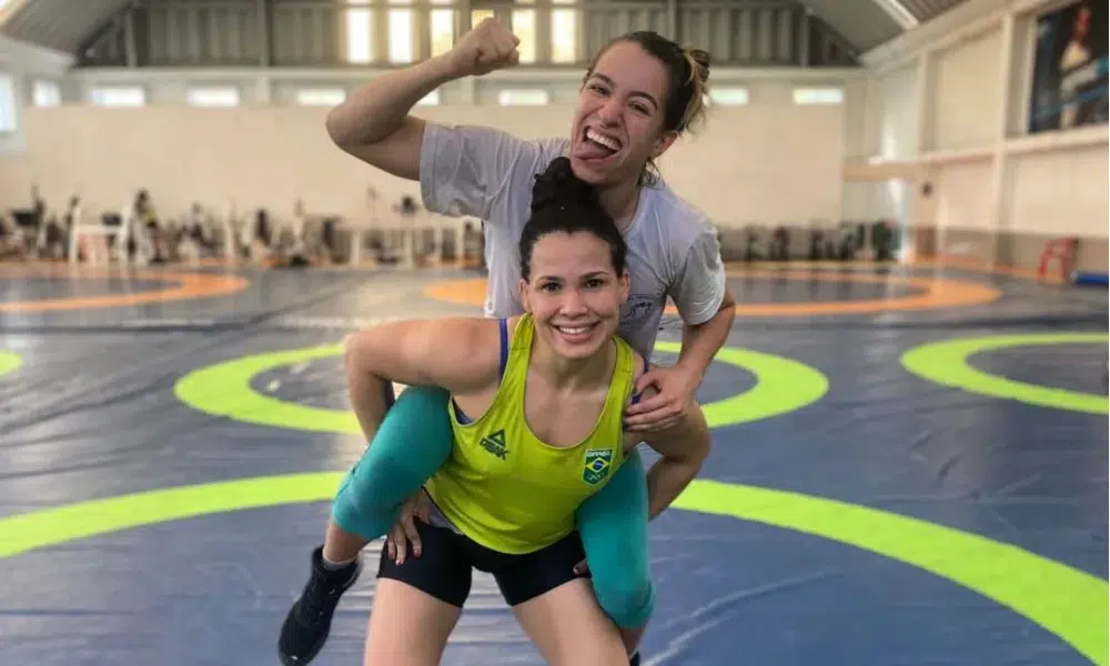 Giullia Penalber e Laís Nunes wrestling