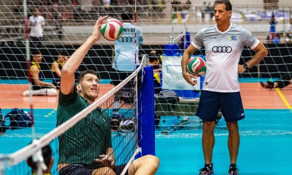Ninão atacando vôlei sentado