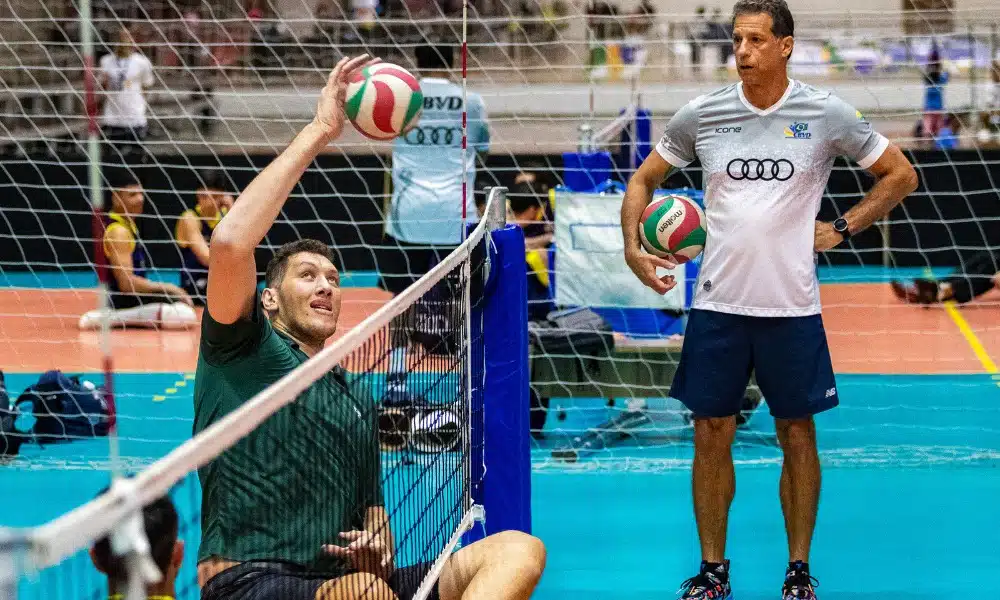 Ninão atacando vôlei sentado