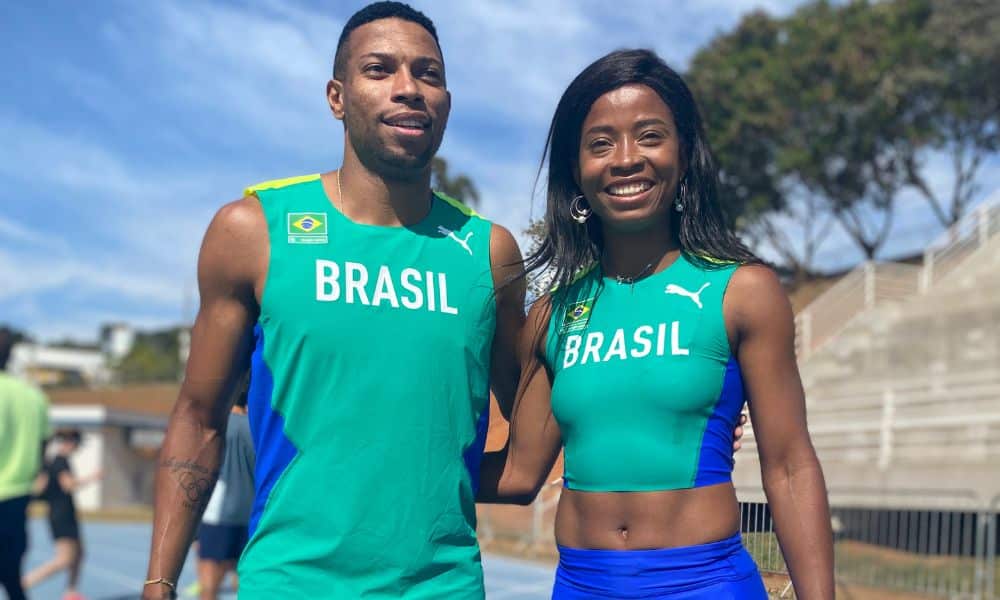 Rodrigo Nascimento e Vitória Rosa posam com uniforme da Puma que será usado pelo Brasil no Mundial de atletismo