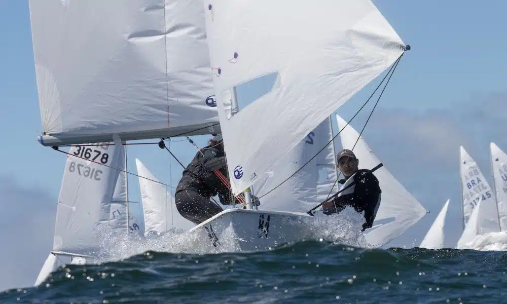 Mundial de Snipe Juninho de Jesus e Henrique Wisniewski terminam as regatas de estreia na liderança em Cascais, Portugal