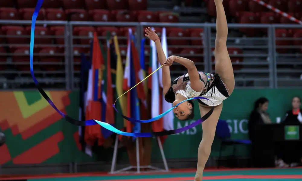 Babi Domingos se apresenta com a fita no Mundial de ginástica rítmica de 2022