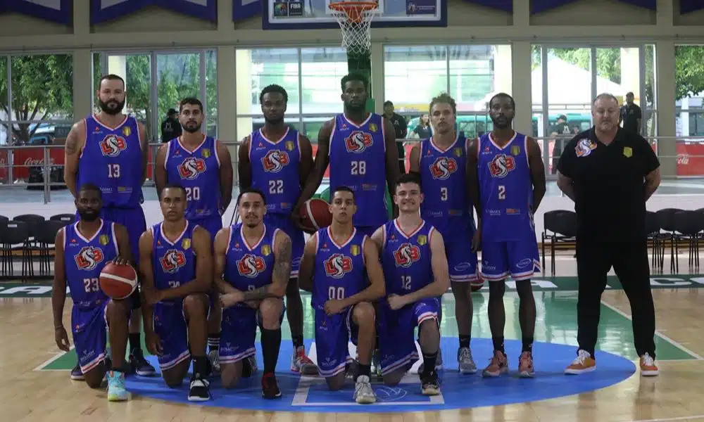 Elenco da LSB posa para foto antes de jogos. Atletas vestem calções e regata azul royal