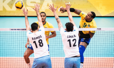 Leal ataca bola contra bloqueio argentino na Liga das Nações de vôlei masculino, a VNL
