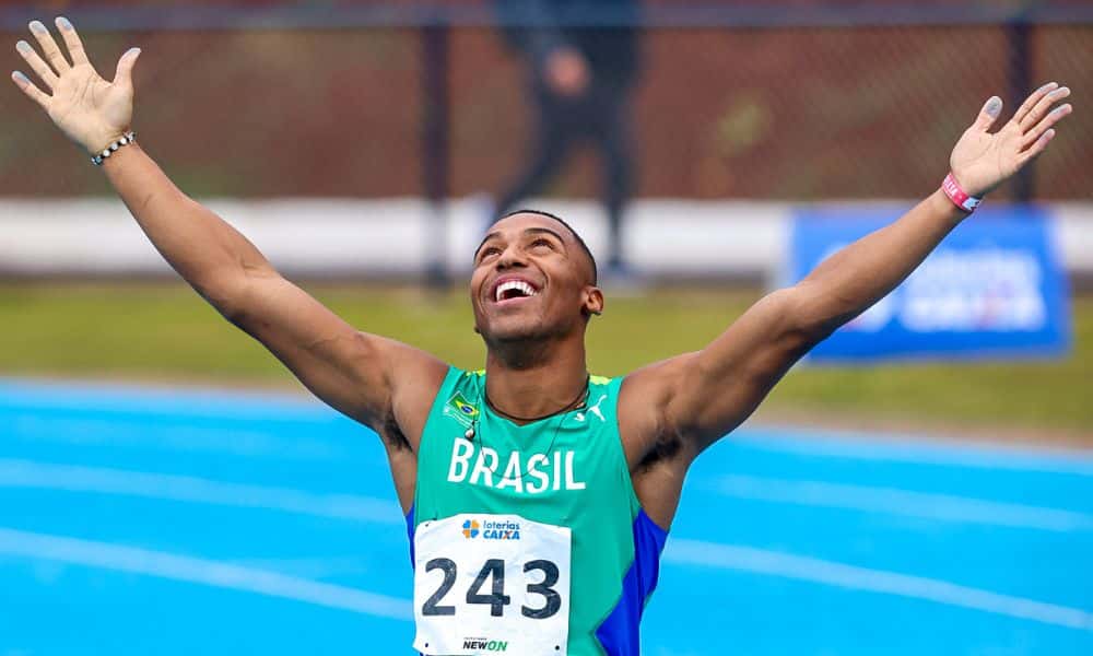 Sul-Americano Sub-23: Erik Cardoso ergue os braços para comemorar e olha para o céu