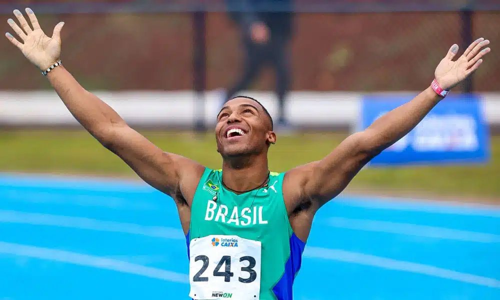 Sul-Americano Sub-23: Erik Cardoso ergue os braços para comemorar e olha para o céu