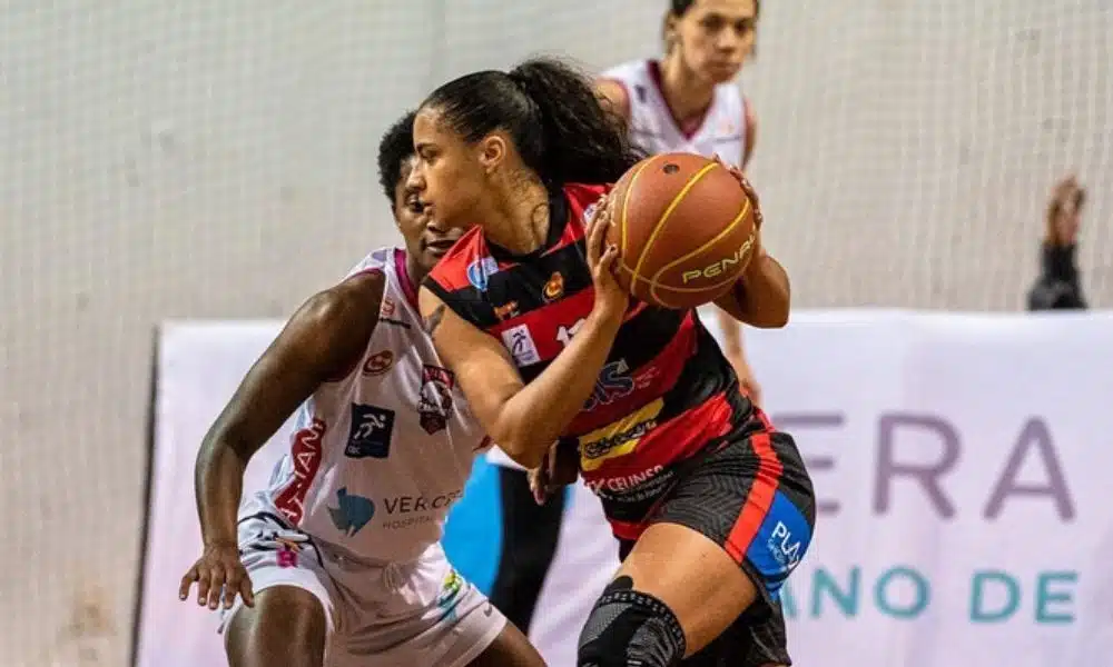 Cacá Martins conduz a bola vestindo o uniforme vermelho e preto do Ituano. Atleta do Vera Cruz Campinas a marca