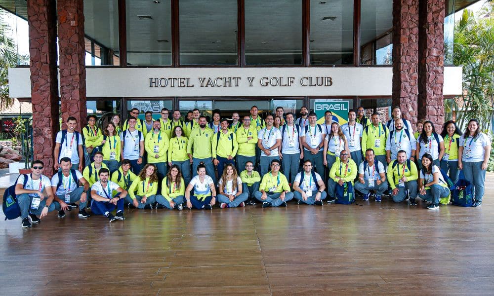 Delegação brasileira posa para foto na entrada da base do Time Brasil em Assunção