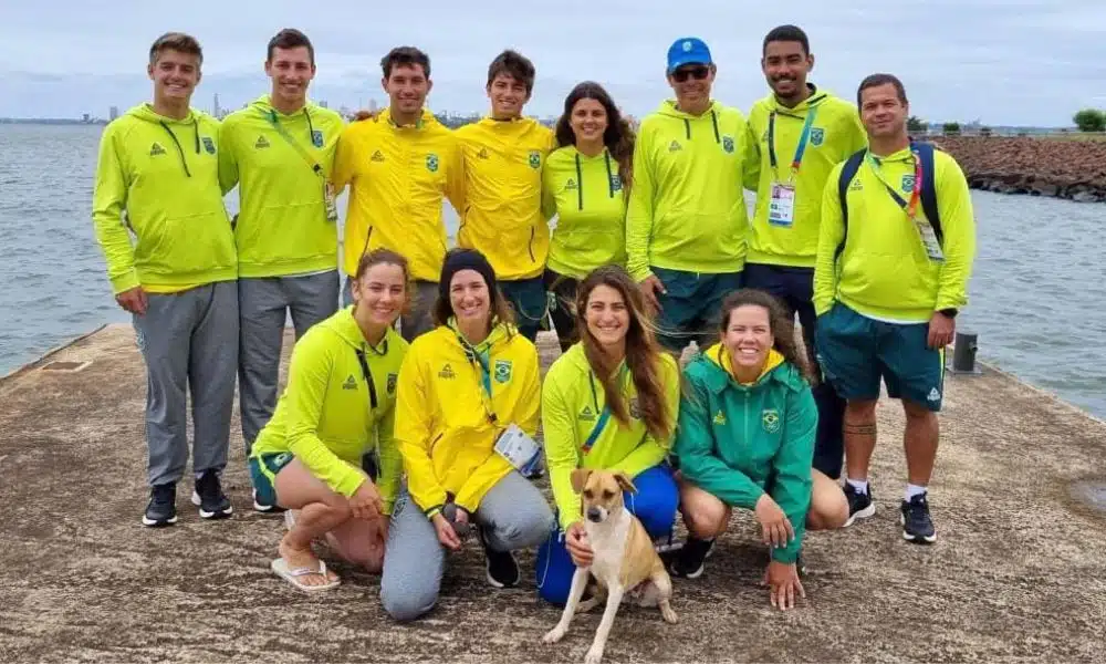 Equipe brasileira de vela posa para foto na margem do Rio Paraná em Encarnación