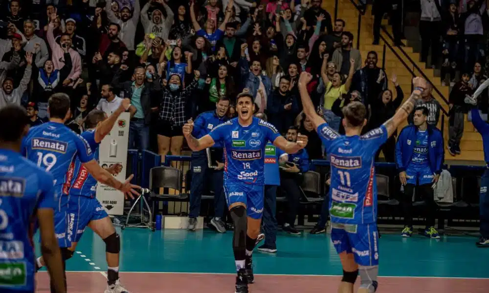 Felipe Roque e Franck erguem braços e comemoram ponto do Vôlei Renata contra Suzano