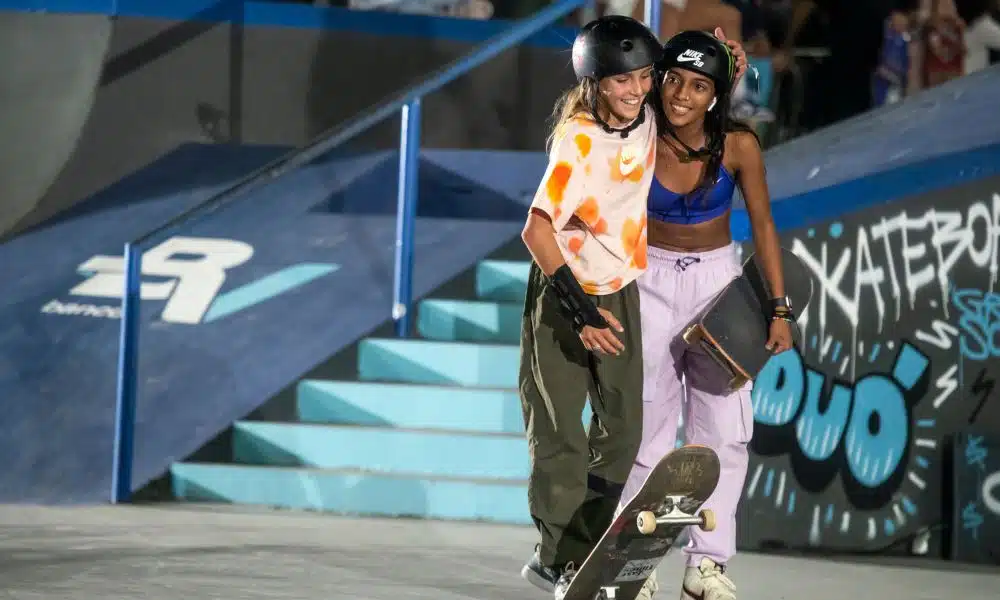 Chloe Covell cumprimenta Rayssa Leal após a brasileira garantir o bicampeonato do STU Open Rio