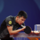 Eric Jouti se preparando para saque no WTT Contender de tênis de mesa / Qualificatório