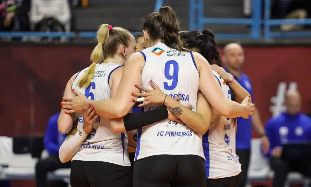 Jogadoras do Pinheiros comemoram ponto contra Osasco no Paulista de vôlei feminino