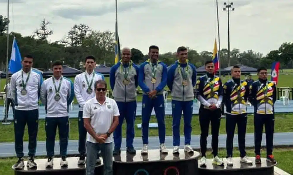 Equipe masculina do Brasil no pódio. Ao lado, as equipes de Equador e Argentina