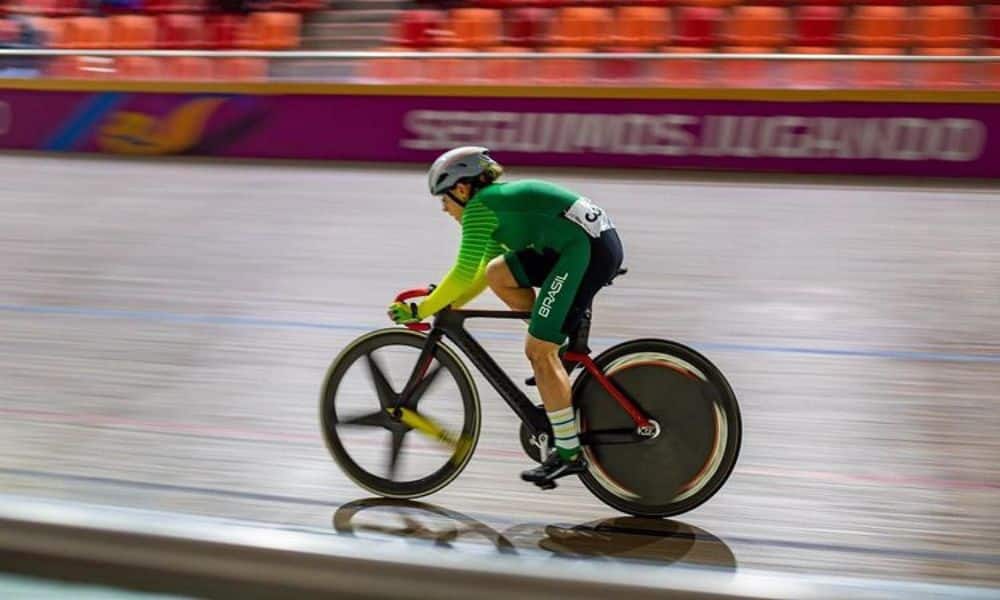 Alice Melo pedalando em pista de ciclismo