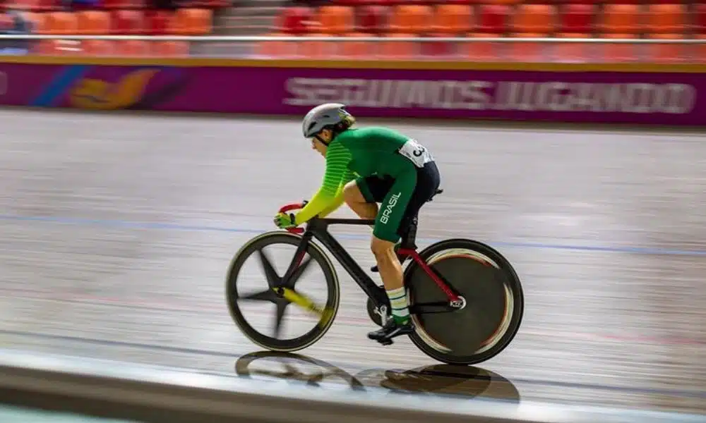 Alice Melo pedalando em pista de ciclismo