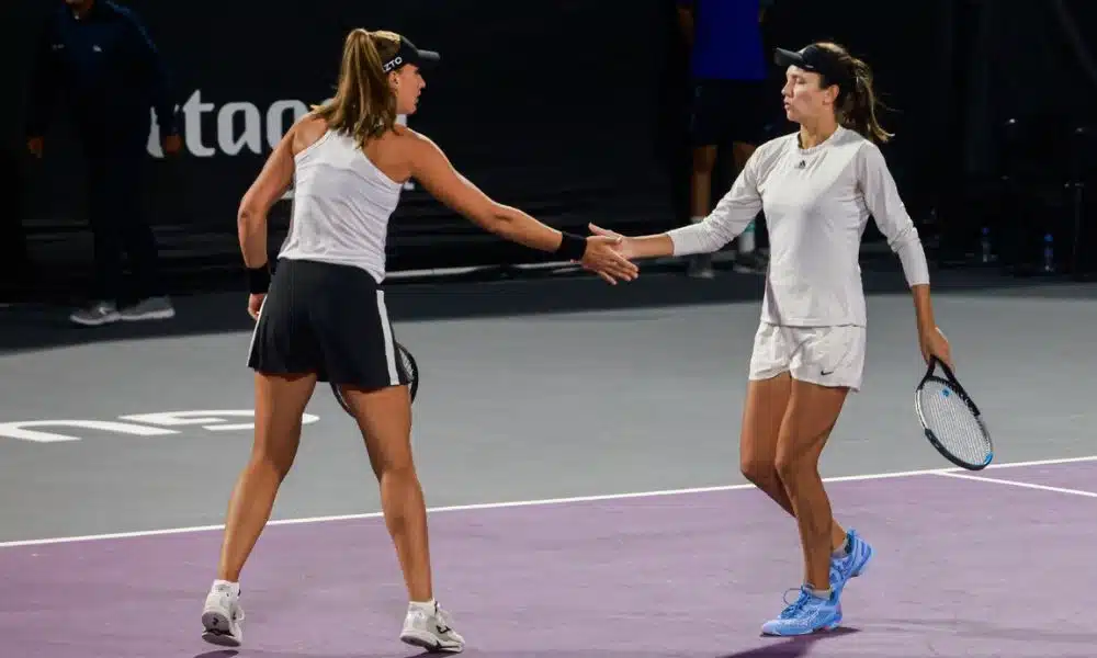 Bia Haddad Maia e Anna Danilina se cumprimentam em uma quadra roxa