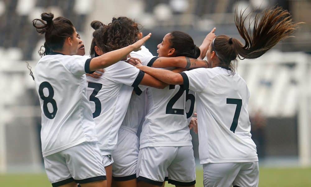Jogadoras do Botafogo se abraçam após gol contra o Fluminense na semi do Carioca