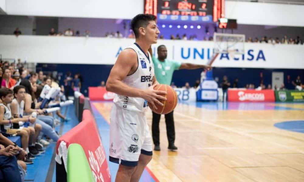 Brasilia x Fortaleza NBB: Lessa, do Brasília, segura a bola. Ele veste uniforme todo branco.