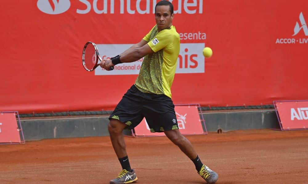 Challenger de Campinas: Daniel Dutra Silva olha para a bola e se prepara para devolução brasileiro