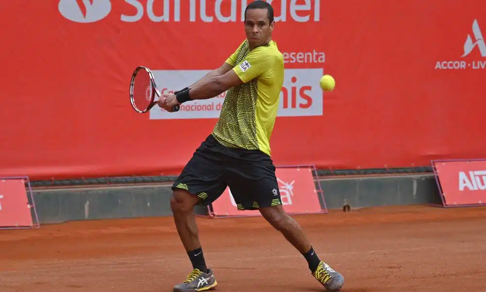 Challenger de Campinas: Daniel Dutra Silva olha para a bola e se prepara para devolução brasileiro