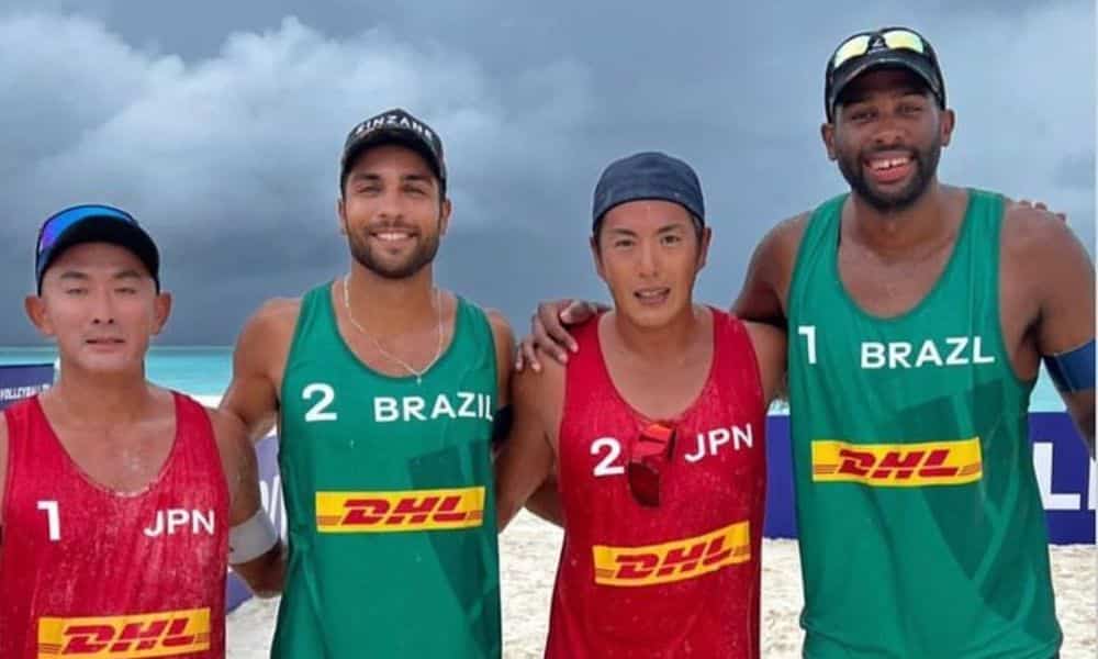 Evandro e Vinícius posam para foto com os adversários japoneses