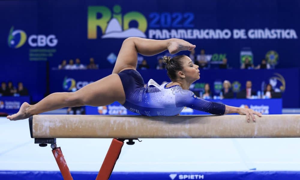 Mundial de ginástica: foto de arquivo. Flávia Saraiva faz coreografia na trave onde coloca seu pé na altura da cabeça