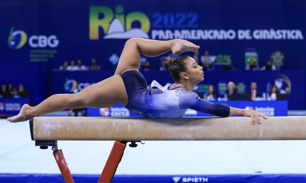 Mundial de ginástica: foto de arquivo. Flávia Saraiva faz coreografia na trave onde coloca seu pé na altura da cabeça