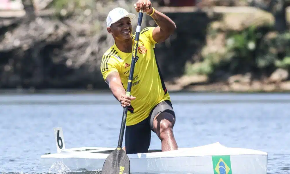 Remo e Canoagem: Isaquias queiroz ajoelhado na canoa e remando o barco