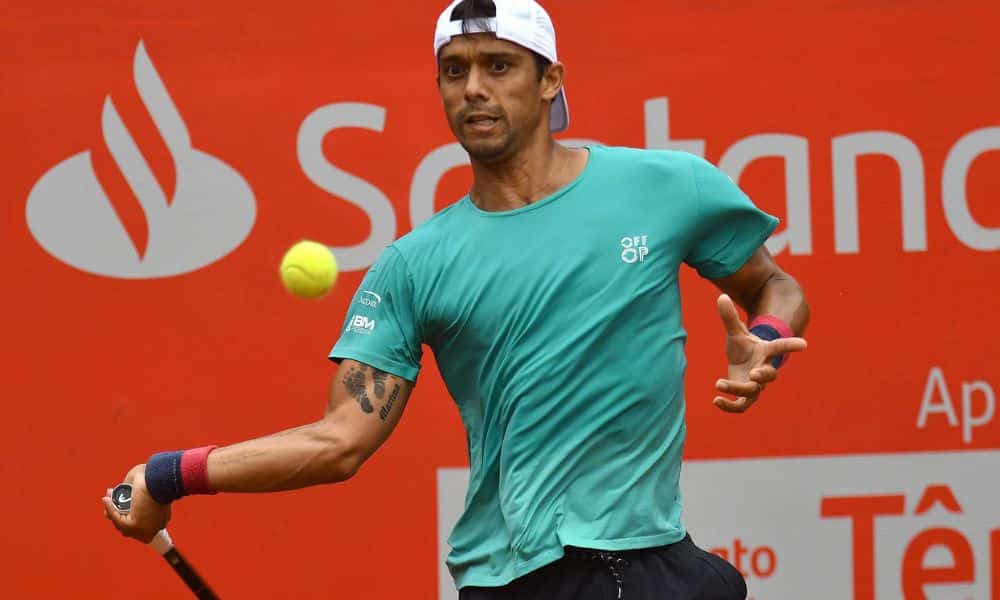 José Pereira olha para a bola antes de rebater em jogo do Challenger de Campinas