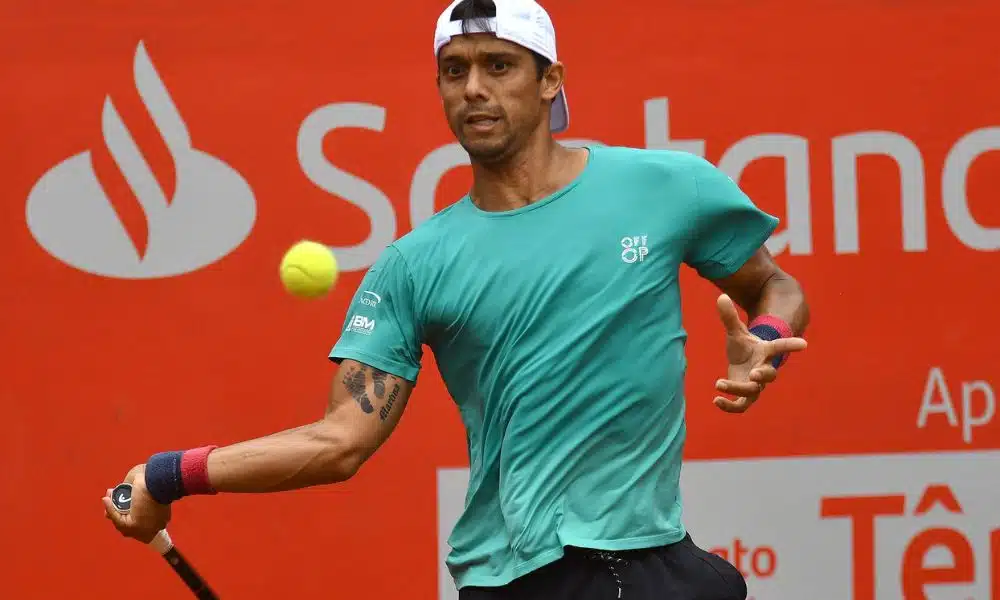 José Pereira olha para a bola antes de rebater em jogo do Challenger de Campinas
