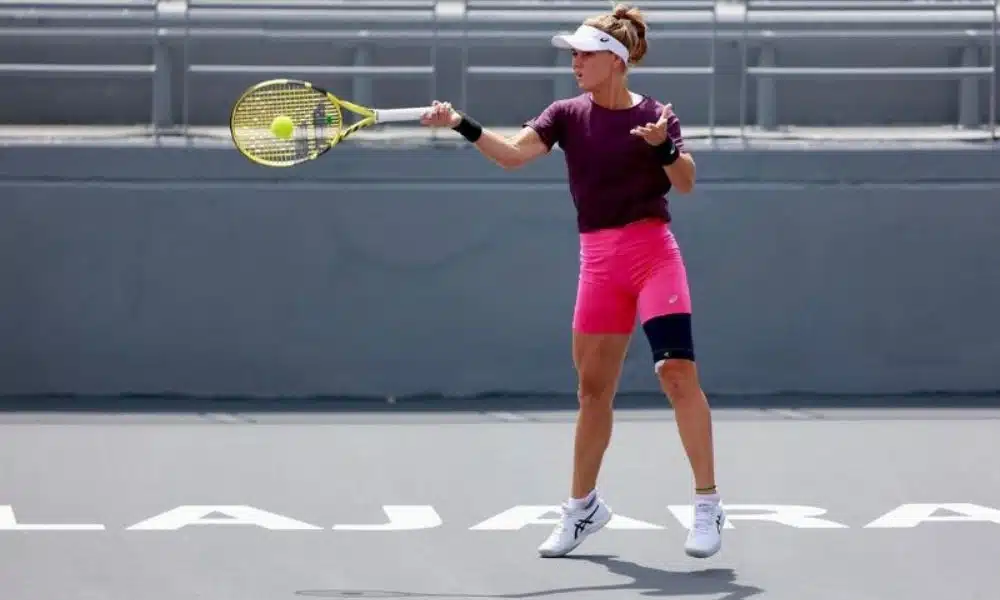 Laura Pigossi devolve bola em treino no WTA 1000 de Guadalajara