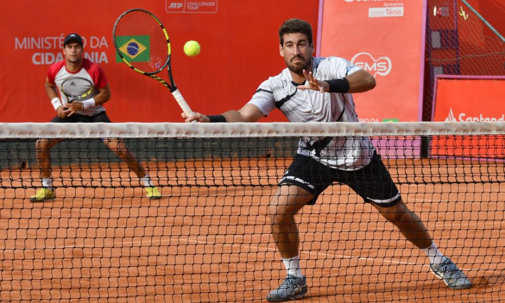Challenger de Campinas: Orlando Luz rebate a bola na rede. Zormann olha no fundo