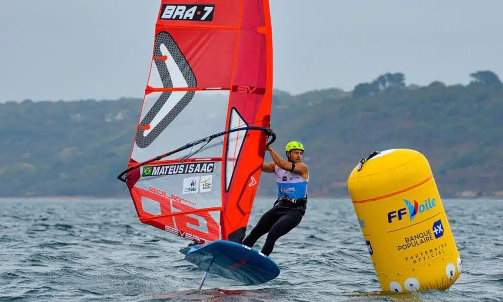 Atleta Mateus Isaac ganha posições no Mundial de IQFoil