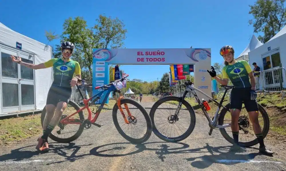 Raiza Goulão e Hercília Najara posam para foto ao lado de suas bicicletas