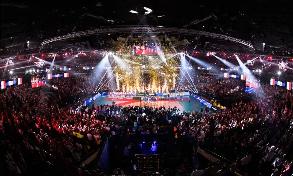 Mundiais de vôlei: panorama da arena do Mundial de 2022 com o pódio no centro da quadra