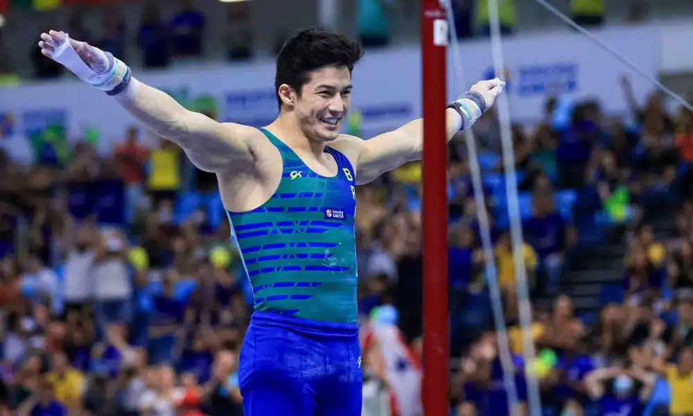 Mundial de ginástica artística: Arthur Nory ergue os braços para saudar os juízes após prova na barra fixa