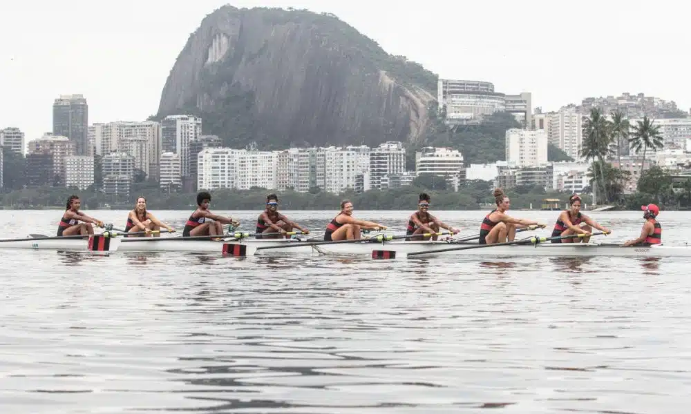 Remo: atletas no barco do oito com feminino do Flamengo