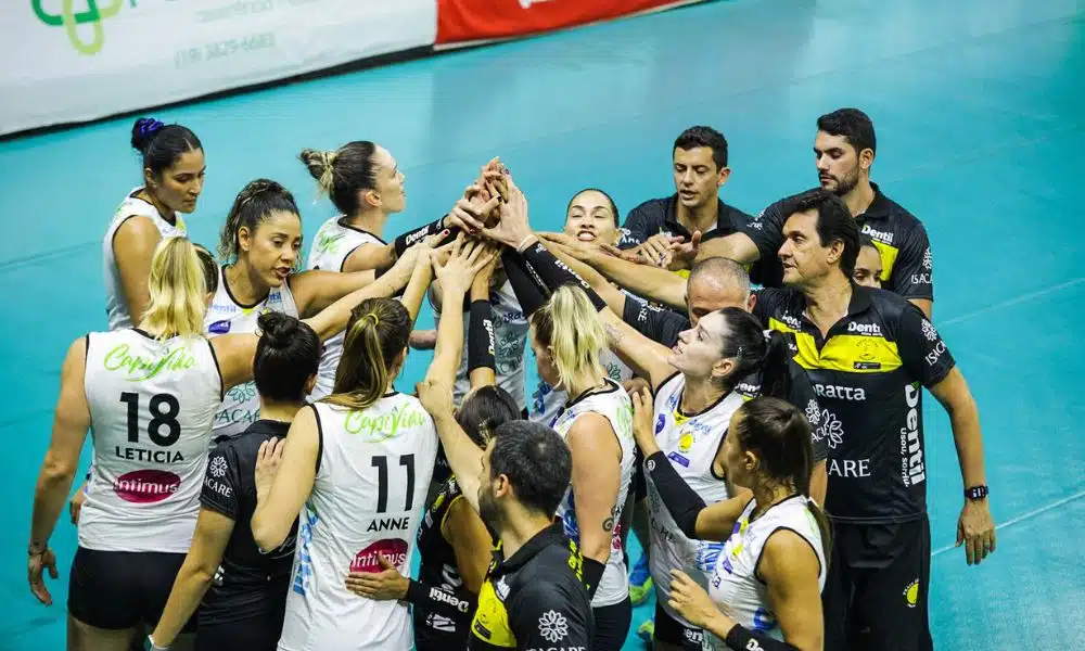 Mineiro de vôlei: Praia Clube x Brasília - delegação do Praia em círculo. Todos erguem os braços e fazem cumprimento no meio da roda / Superliga Feminina Maringá Pinheiros